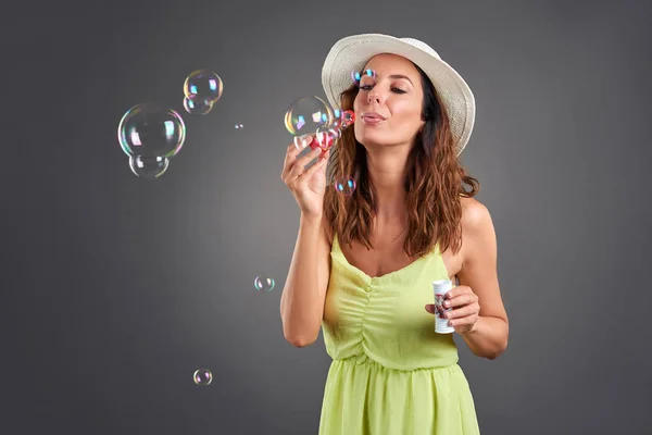 Jonge vrouw in een jurk — Stockfoto